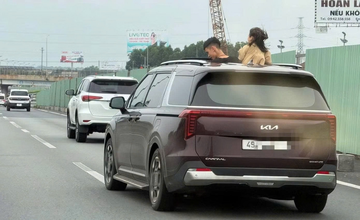 xử phạt nữ tài xế cho trẻ hóng gió khi đang lưu thông trên cao tốc hình ảnh 1 xu phat nu tai xe cho tre hong gio khi dang luu thong tren cao toc hinh anh 1