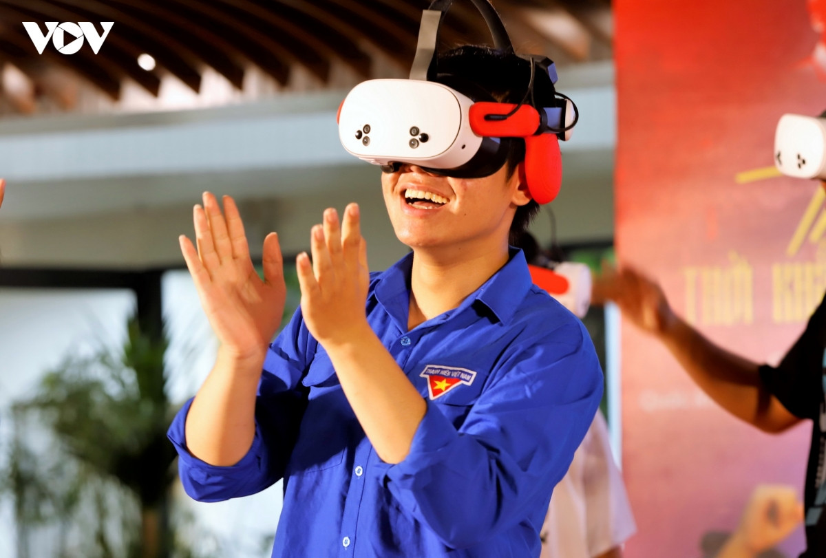người Đà nẵng xếp hàng chờ trải nghiệm thực tế ảo trở về thời khắc thiêng liêng hình ảnh 7 nguoi Da nang xep hang cho trai nghiem thuc te ao tro ve thoi khac thieng lieng hinh anh 7