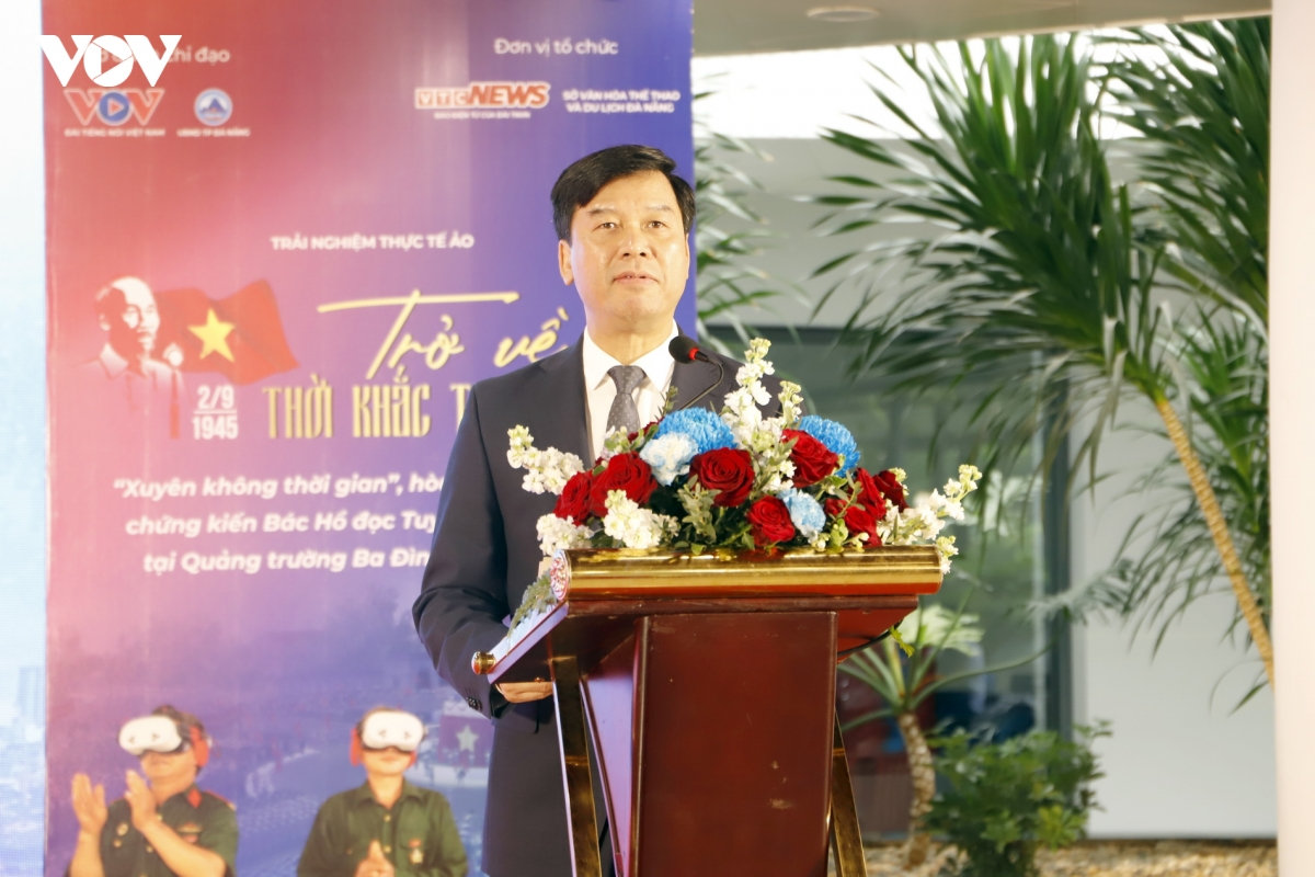 người Đà nẵng xếp hàng chờ trải nghiệm thực tế ảo trở về thời khắc thiêng liêng hình ảnh 3 nguoi Da nang xep hang cho trai nghiem thuc te ao tro ve thoi khac thieng lieng hinh anh 3