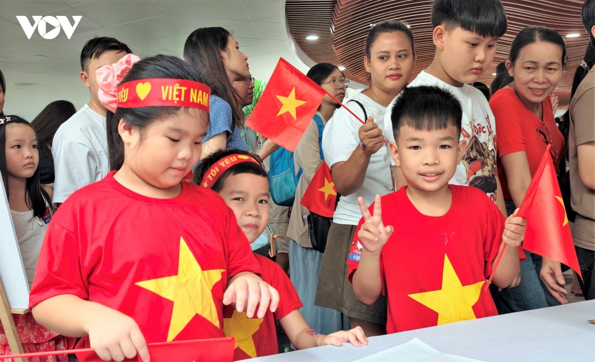 người Đà nẵng xếp hàng chờ trải nghiệm thực tế ảo trở về thời khắc thiêng liêng hình ảnh 14 nguoi Da nang xep hang cho trai nghiem thuc te ao tro ve thoi khac thieng lieng hinh anh 14