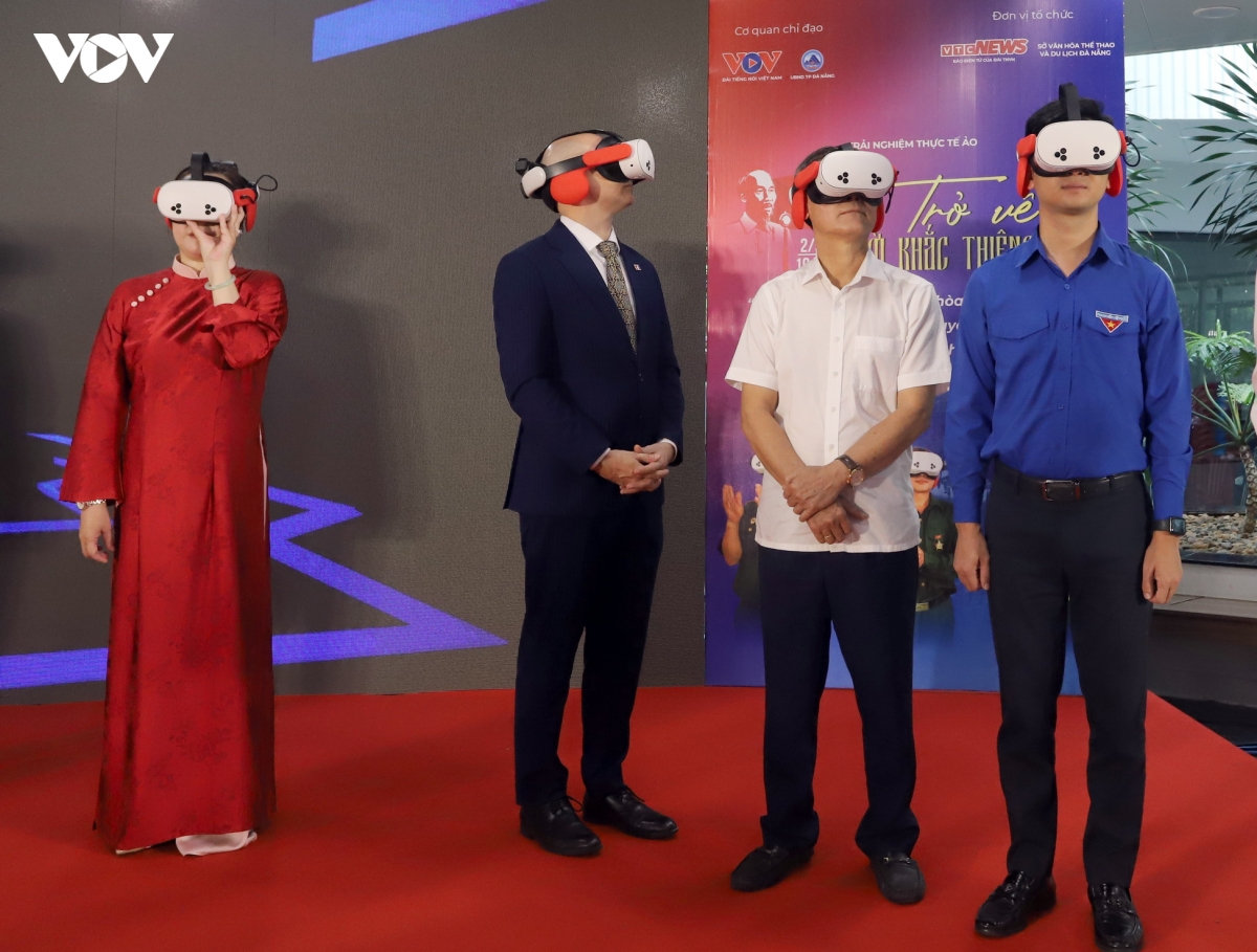 người Đà nẵng xếp hàng chờ trải nghiệm thực tế ảo trở về thời khắc thiêng liêng hình ảnh 12 nguoi Da nang xep hang cho trai nghiem thuc te ao tro ve thoi khac thieng lieng hinh anh 12