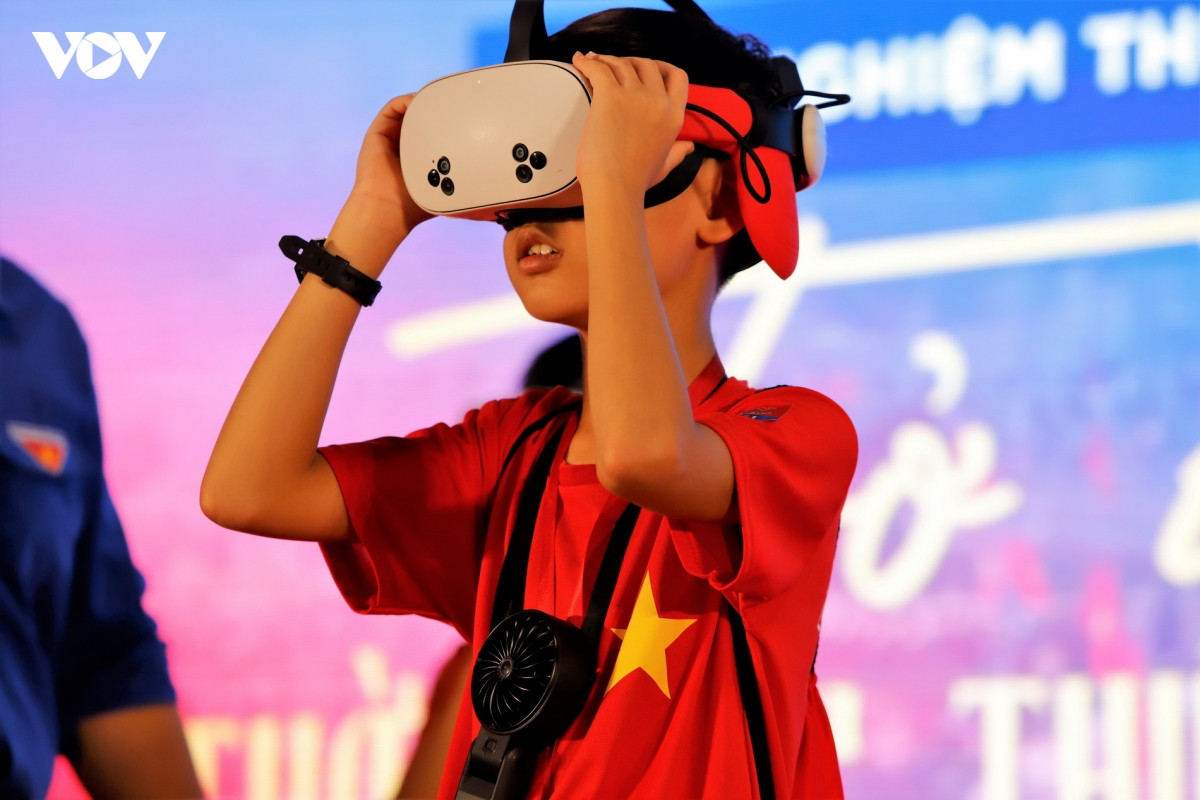 người Đà nẵng xếp hàng chờ trải nghiệm thực tế ảo trở về thời khắc thiêng liêng hình ảnh 11 nguoi Da nang xep hang cho trai nghiem thuc te ao tro ve thoi khac thieng lieng hinh anh 11