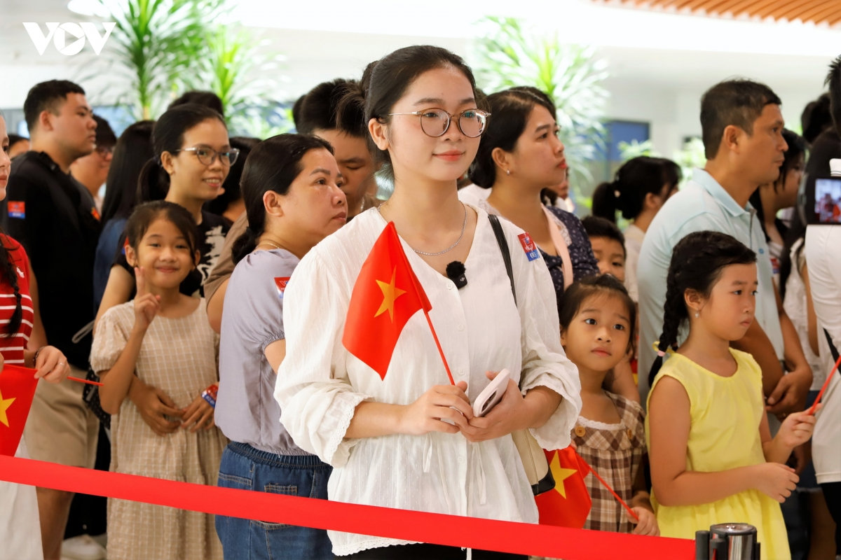 người Đà nẵng xếp hàng chờ trải nghiệm thực tế ảo trở về thời khắc thiêng liêng hình ảnh 8 nguoi Da nang xep hang cho trai nghiem thuc te ao tro ve thoi khac thieng lieng hinh anh 8