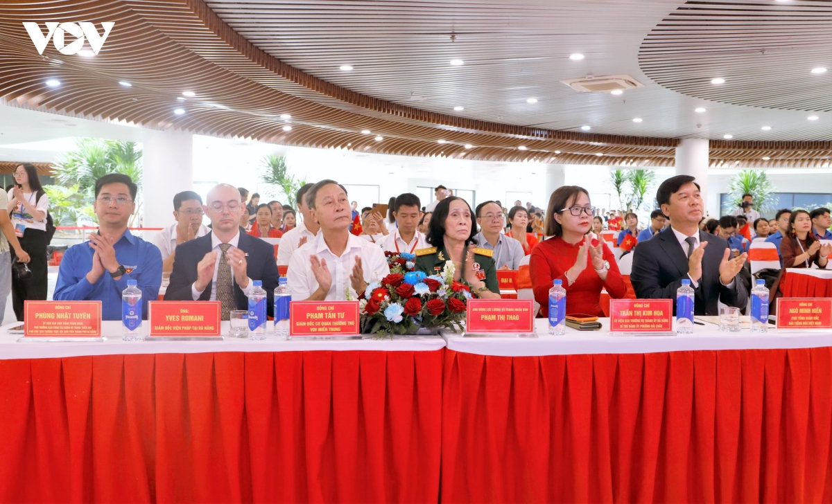 người Đà nẵng xếp hàng chờ trải nghiệm thực tế ảo trở về thời khắc thiêng liêng hình ảnh 2 nguoi Da nang xep hang cho trai nghiem thuc te ao tro ve thoi khac thieng lieng hinh anh 2