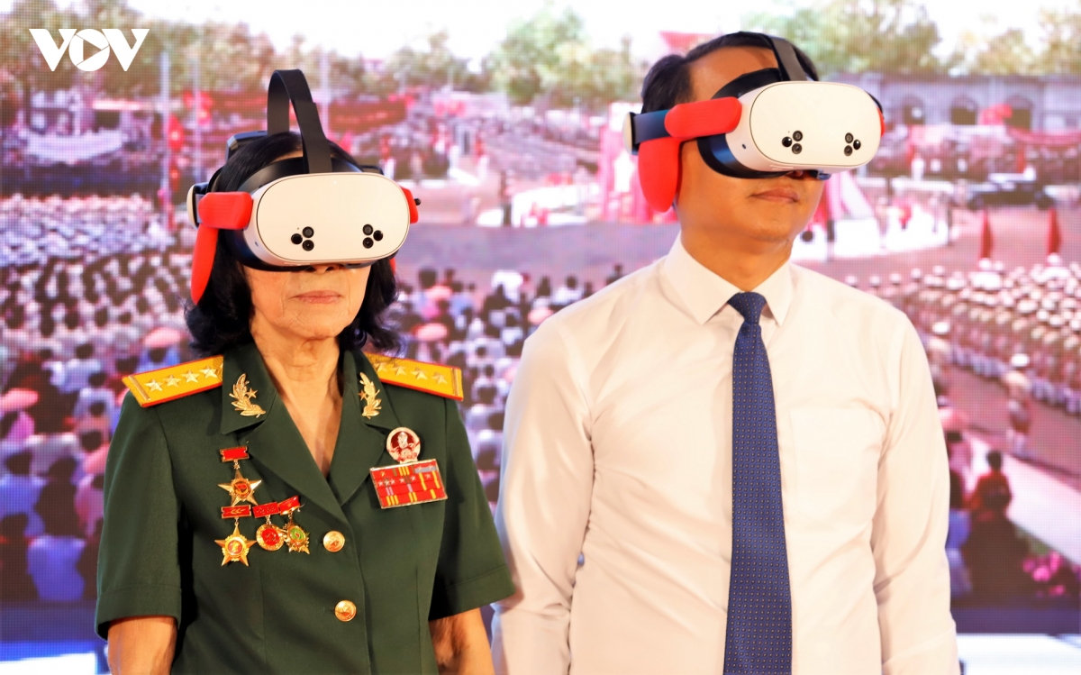 người Đà nẵng xếp hàng chờ trải nghiệm thực tế ảo trở về thời khắc thiêng liêng hình ảnh 5 nguoi Da nang xep hang cho trai nghiem thuc te ao tro ve thoi khac thieng lieng hinh anh 5
