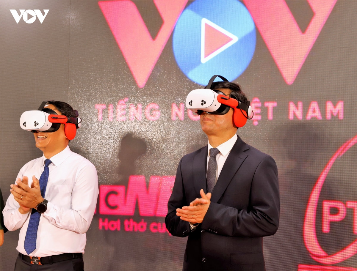 người Đà nẵng xếp hàng chờ trải nghiệm thực tế ảo trở về thời khắc thiêng liêng hình ảnh 4 nguoi Da nang xep hang cho trai nghiem thuc te ao tro ve thoi khac thieng lieng hinh anh 4
