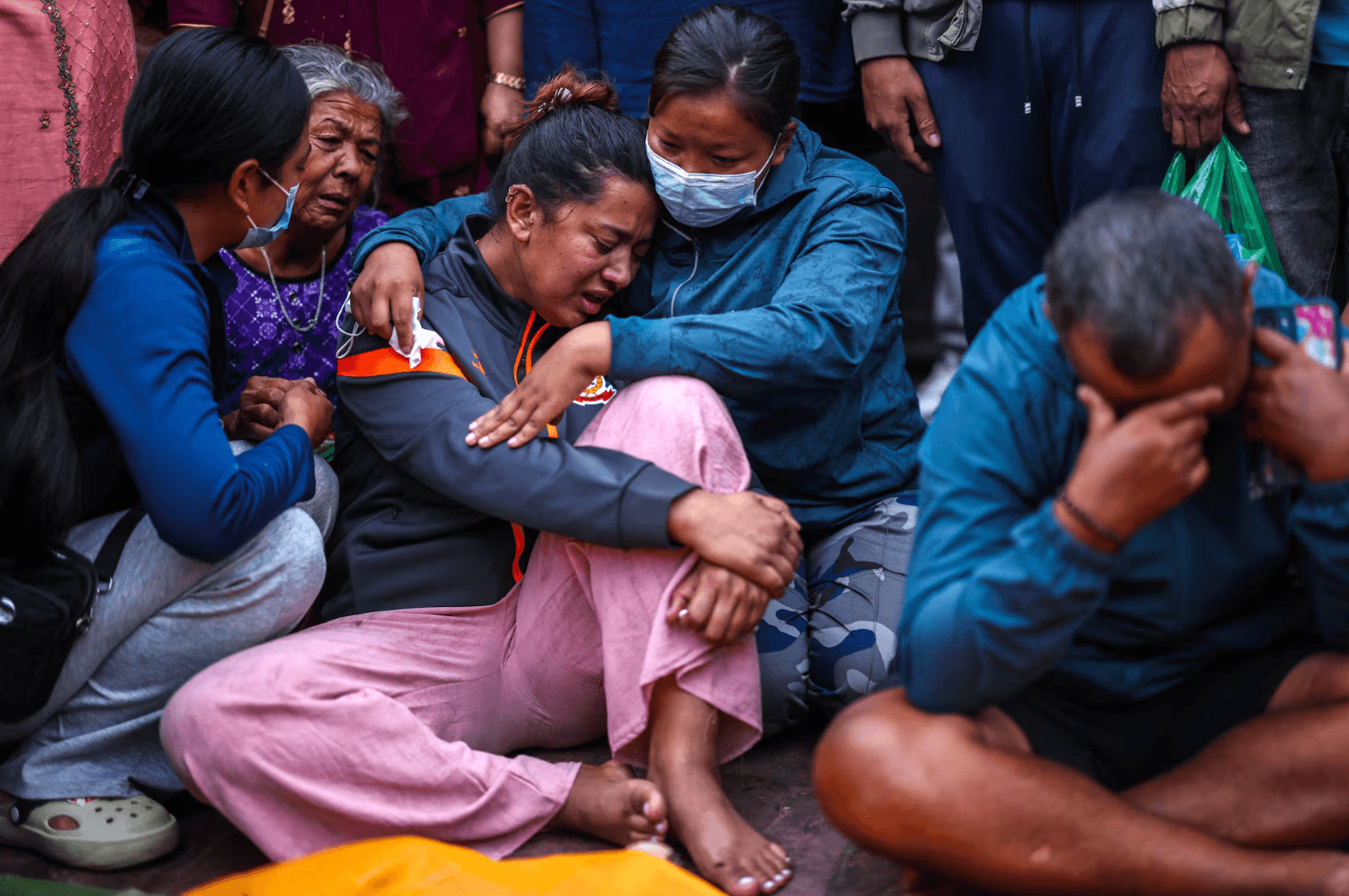 Người nhà nạn nhân mất tích trong trận lũ quét ở Nepal đang hi vọng về phép màu cuối cùng. (Ảnh: Reuters)