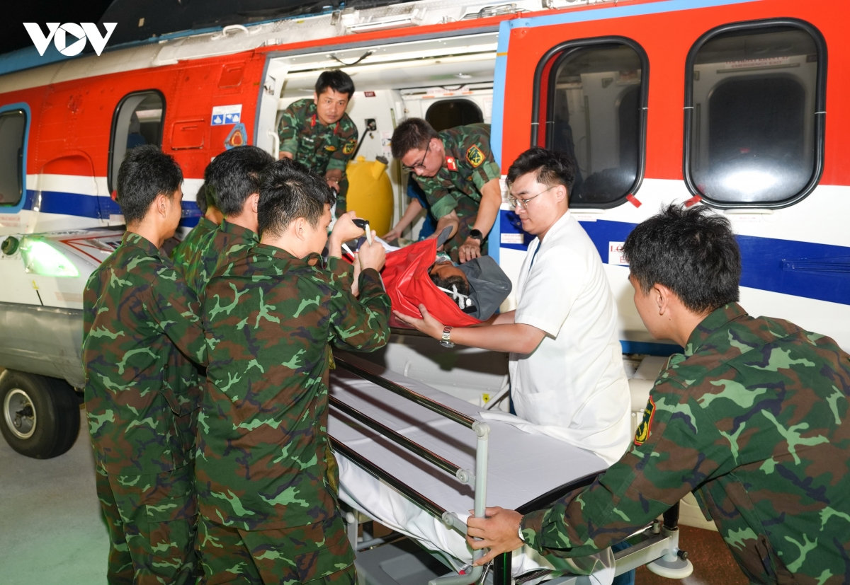 truc thang dua ngu dan da chan thuong nang tu truong sa ve dat lien hinh anh 2