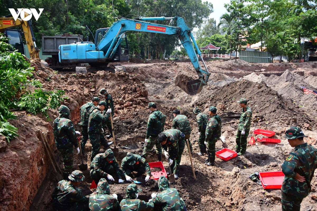 quy tập thêm 11 hài cốt liệt sĩ tại công viên lê thị riêng hình ảnh 1 quy tap them 11 hai cot liet si tai cong vien le thi rieng hinh anh 1