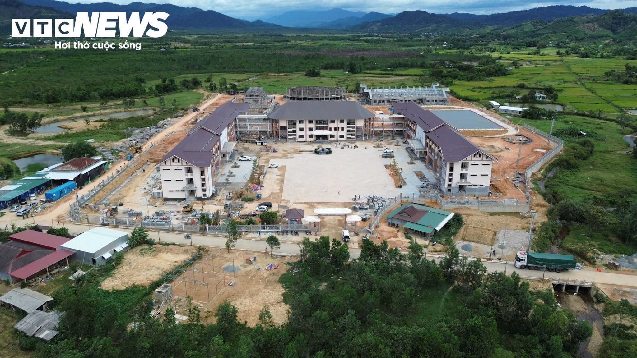 Ghi nhận tại Trường Phổ thông nội trú Tiểu học và THCS tại xã A Lưới 4 (TP Huế) công tác xây dựng cơ bản hoàn thành các hạng mục chính và cơ sở vật chất, sẵn sàng đón học sinh khai giảng vào ngày 5/9. (Ảnh: T.Đ)