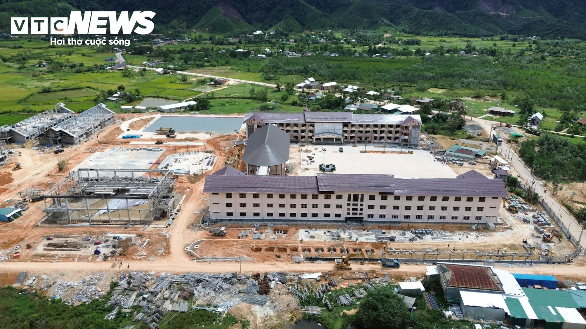 Dự án Trường phổ thông nội trú liên cấp Tiểu học và THCS xã A Lưới 4 được khởi công ngày 12/11/2025, có tổng mức đầu tư hơn 240,4 tỷ đồng đáp ứng nhu cầu học tập của 1.318 học sinh, trong đó có 200 học sinh nội trú. (Ảnh: TĐ)