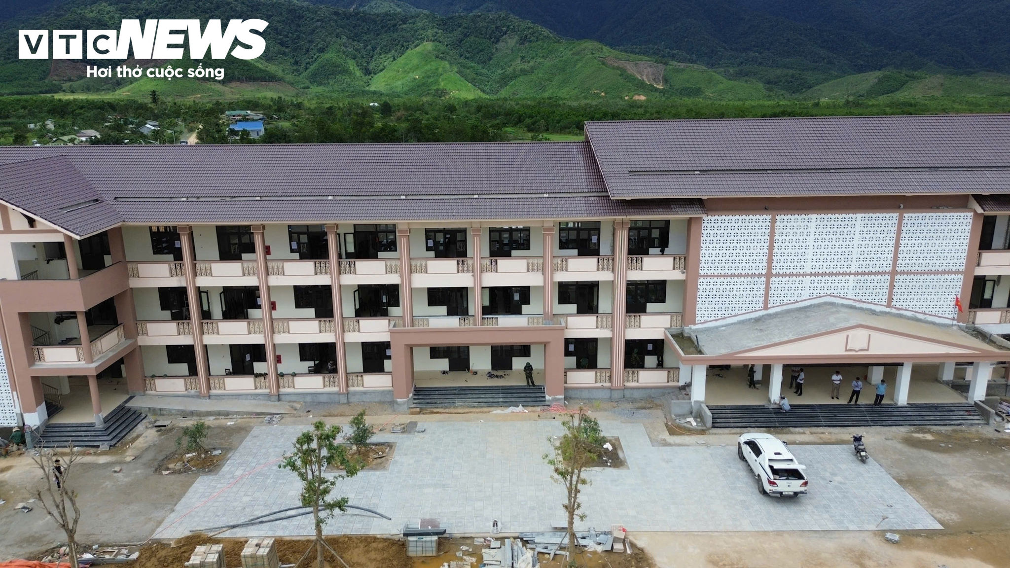 Lãnh đạo Ban Quản lý dự án Đầu tư xây dựng khu vực 2 TP Huế (chủ đầu tư dự án) cho biết, dự án Trường phổ thông nội trú Tiểu học và THCS tại xã A Lưới 4 đến nay đã hoàn thành.... Mỗi ngày nhà thầu huy động gần 550 nhân công, bao gồm cả 150 chiến sĩ lực lượng vũ trang tăng cường hỗ trợ. Đồng thời, các nhà thầu cũng bổ sung thêm máy đào, ủi, lu và xe ô tô tải tự đổ... để kịp tiến độ.
