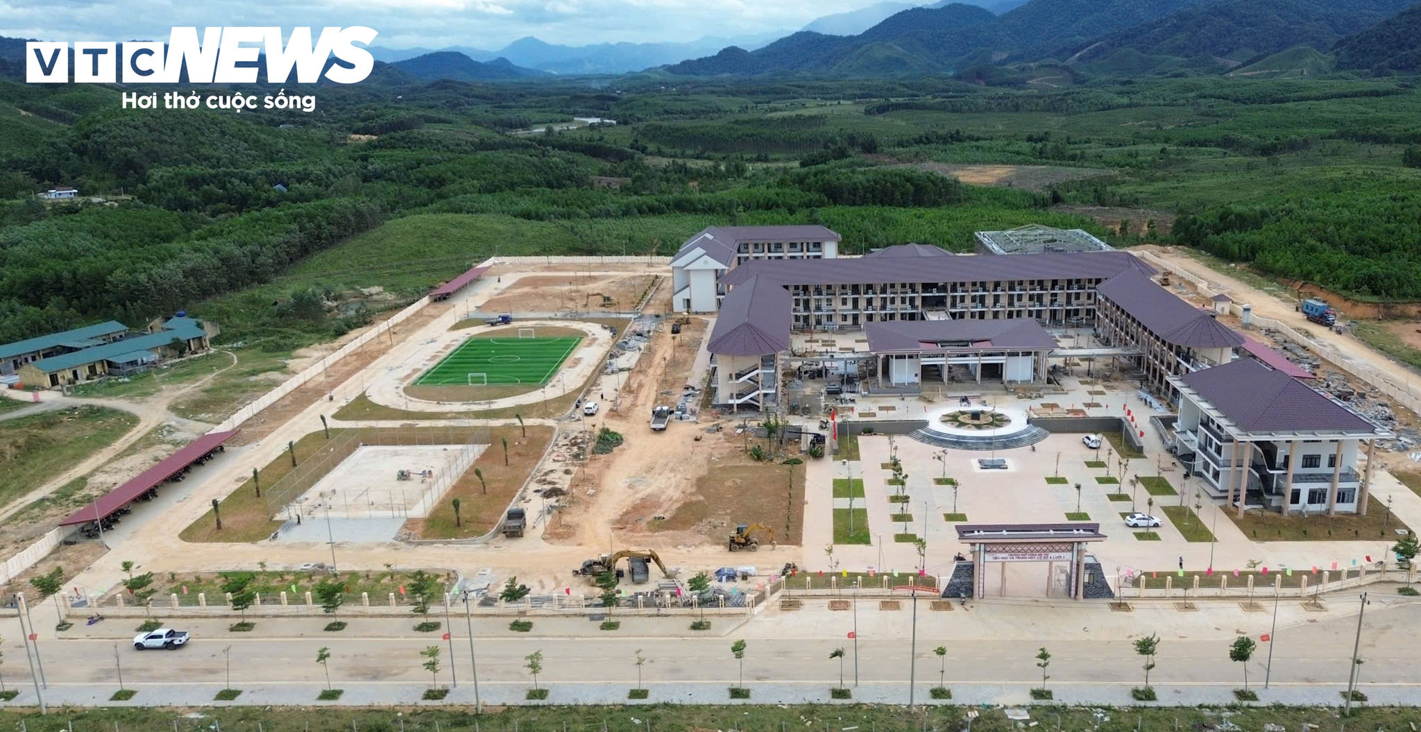Xã A Lưới 3 đang phối hợp chặt chẽ với các đơn vị liên quan chuẩn bị đầy đủ các điều kiện để trường đi vào hoạt động ngay từ đầu năm học.