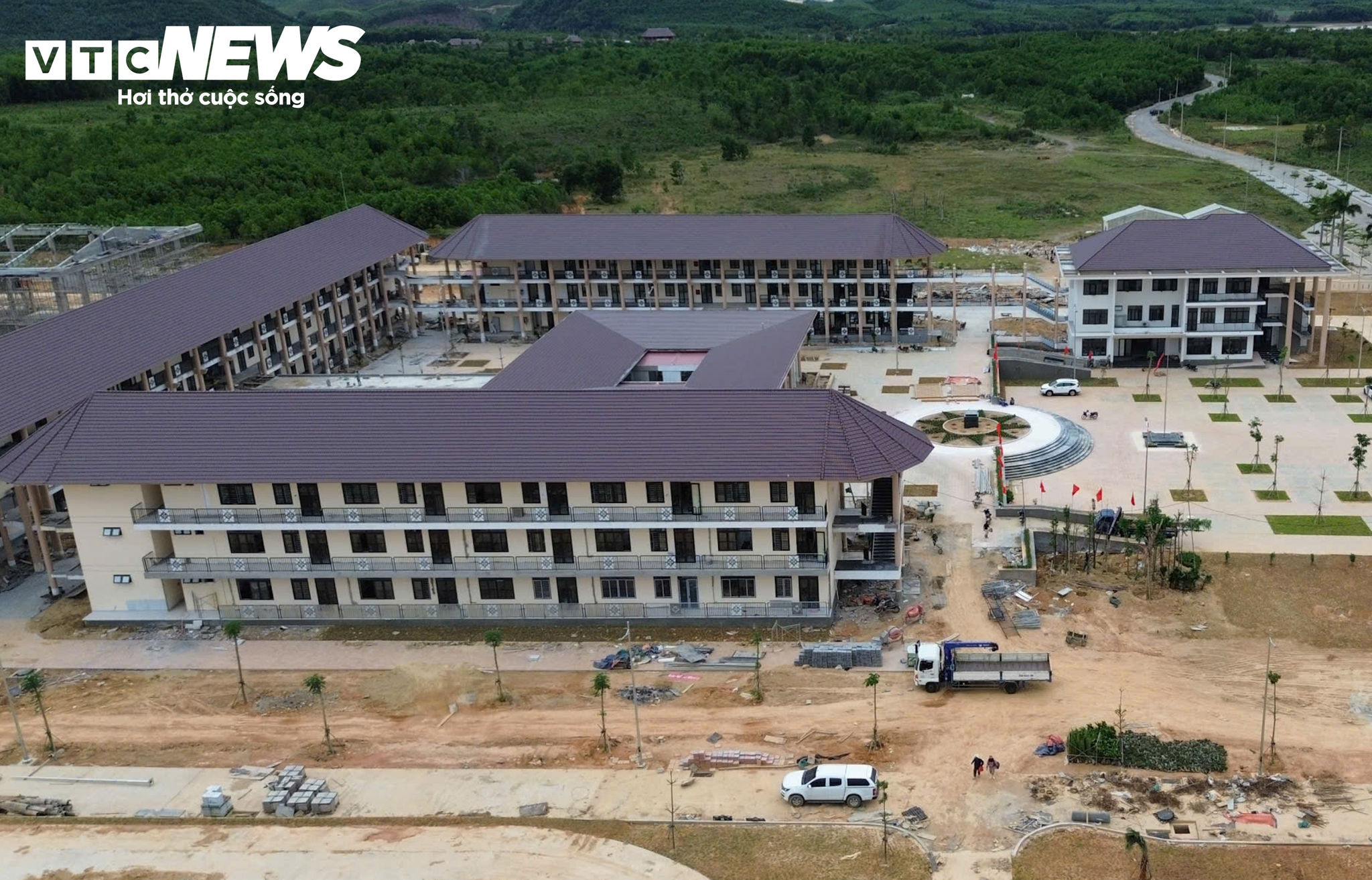 “Chúng tôi khảo sát tất cả các trường trong diện sáp nhập để tận dụng những trang thiết bị còn sử dụng được đưa về trường liên cấp, tránh lãng phí. Địa phương cũng ban hành kế hoạch tuyển sinh từ tháng 7, hiện cơ bản đáp ứng số lượng học sinh. Đối với những trường hợp còn thiếu, sẽ tiếp tục tuyển sinh trên địa bàn, ưu tiên học sinh hộ nghèo, vùng xa có nhu cầu theo đúng quy định”, lãnh đạo UBND xã A Lưới 3 chia sẻ.