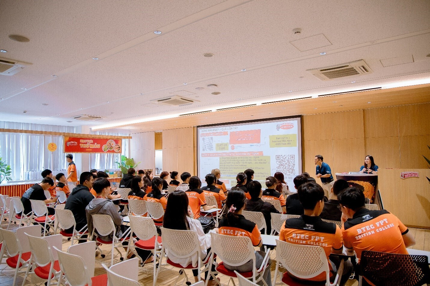 Mỗi năm, Acecook Việt Nam đón hơn 10.000 lượt khách đến tham quan nhà máy, trực tiếp chứng kiến quy trình sản xuất ra một vắt mì ăn liền
