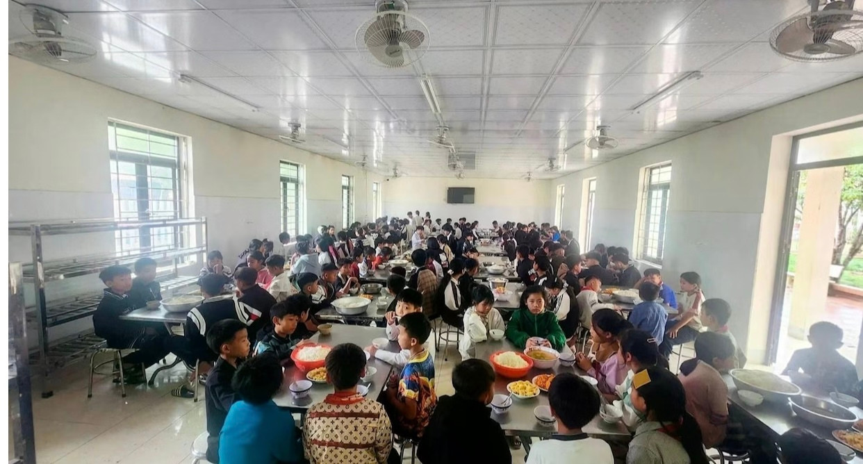 Bữa ăn bán trú của học sinh trường THCS Võ Nguyên Giáp. (Ảnh: NTCC)
