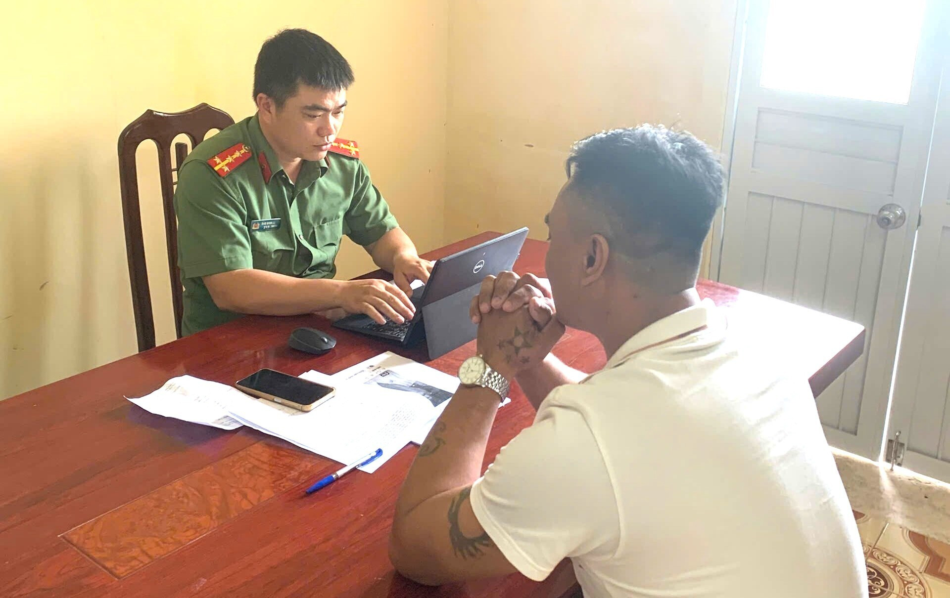 Phòng an ninh chính trị nội bộ xử lý công dân chia sẻ bài viết sai sự thật, xuyên tạc, xúc phạm uy tín của Lãnh đạo Đảng, Nhà nước trên mạng xã hội.