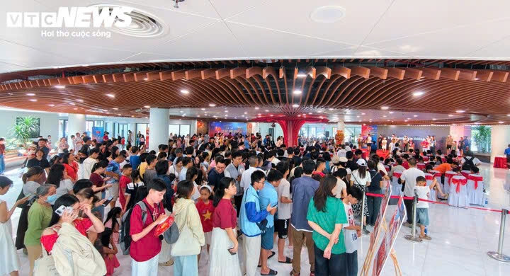 xuyên không về ngày 2 9 1945, rưng rưng nghe bác hồ đọc tuyên ngôn Độc lập hình ảnh 1 xuyen khong ve ngay 2 9 1945, rung rung nghe bac ho doc tuyen ngon Doc lap hinh anh 1