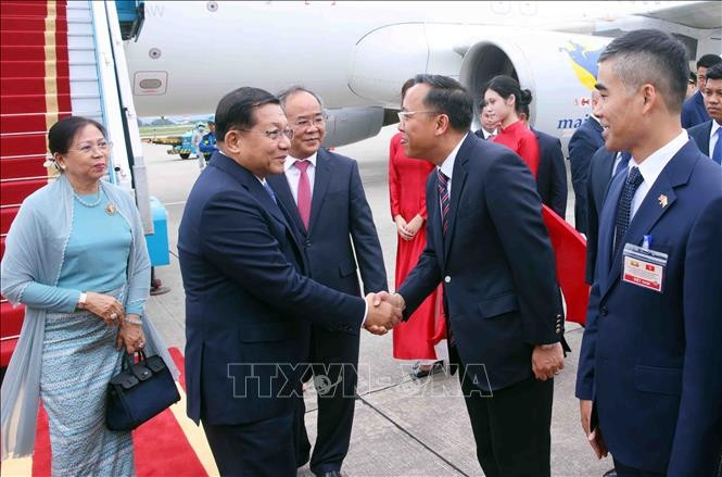 tổng thống myanmar và phu nhân đến hà nội, bắt đầu thăm chính thức việt nam hình ảnh 2 tong thong myanmar va phu nhan den ha noi, bat dau tham chinh thuc viet nam hinh anh 2