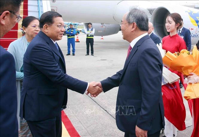 tổng thống myanmar và phu nhân đến hà nội, bắt đầu thăm chính thức việt nam hình ảnh 1 tong thong myanmar va phu nhan den ha noi, bat dau tham chinh thuc viet nam hinh anh 1