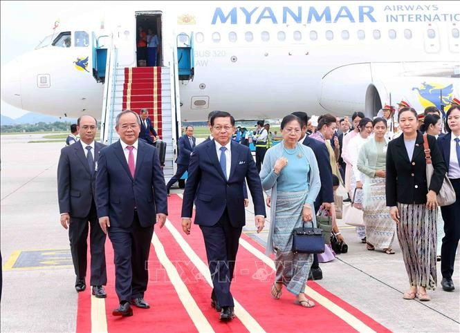 tổng thống myanmar và phu nhân đến hà nội, bắt đầu thăm chính thức việt nam hình ảnh 4 tong thong myanmar va phu nhan den ha noi, bat dau tham chinh thuc viet nam hinh anh 4