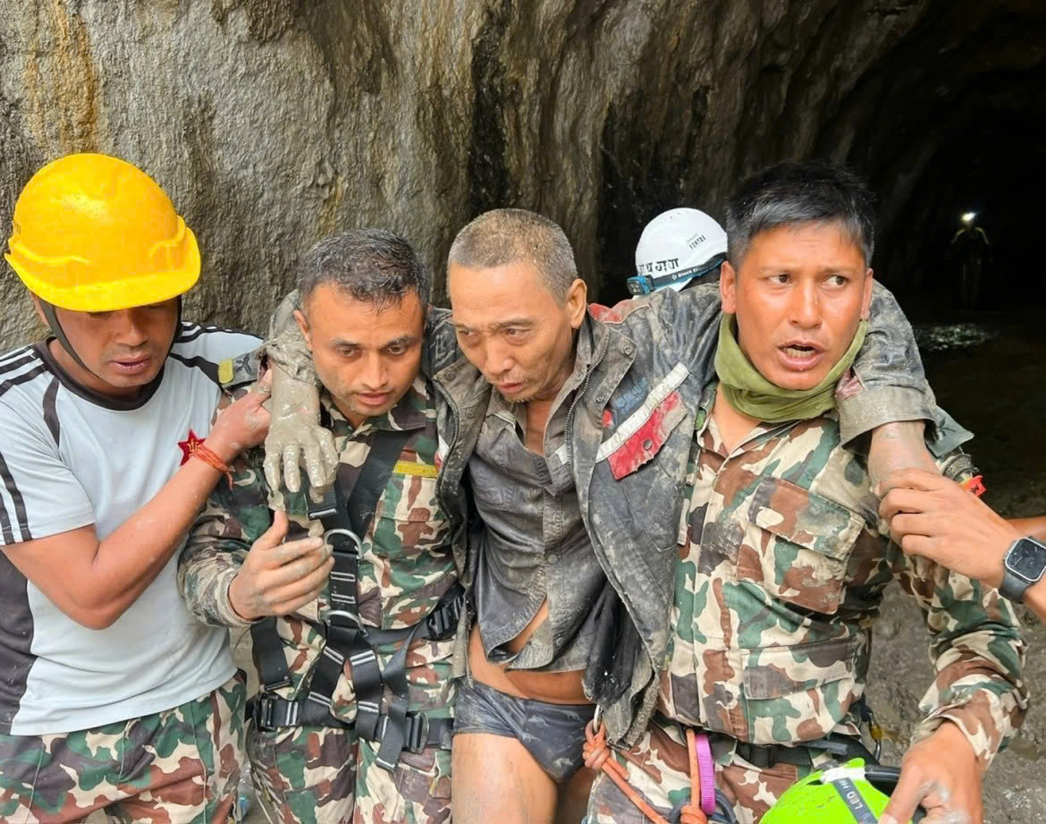 Công dân Trung Quốc sau khi được binh sĩ Nepal giải cứu trong chiến dịch tìm kiếm tại dự án thủy điện Trishuli-3A ở huyện Rasuwa, Nepal, ngày 5/9/2026. (Ảnh: AP)