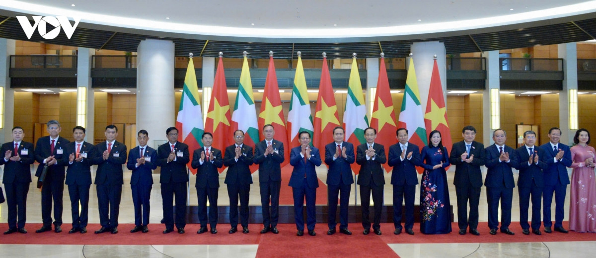 chu tich quoc hoi tran thanh man hoi kien tong thong myanmar min aung hlaing hinh anh 9