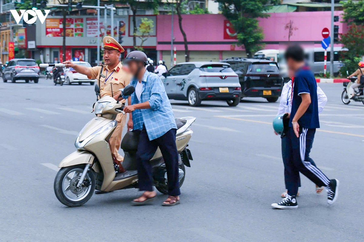 xu ly nghiem hoc sinh vi pham giao thong tai ha noi phu huynh phai guong mau truoc het hinh anh 2