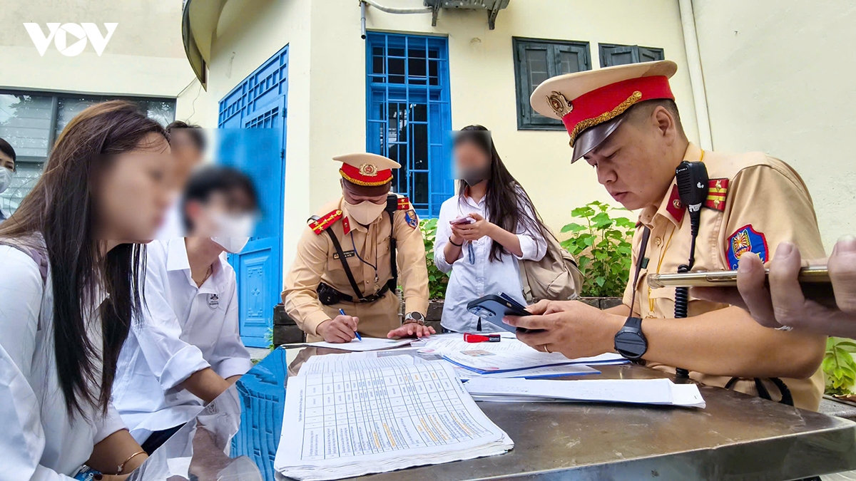 xu ly nghiem hoc sinh vi pham giao thong tai ha noi phu huynh phai guong mau truoc het hinh anh 3