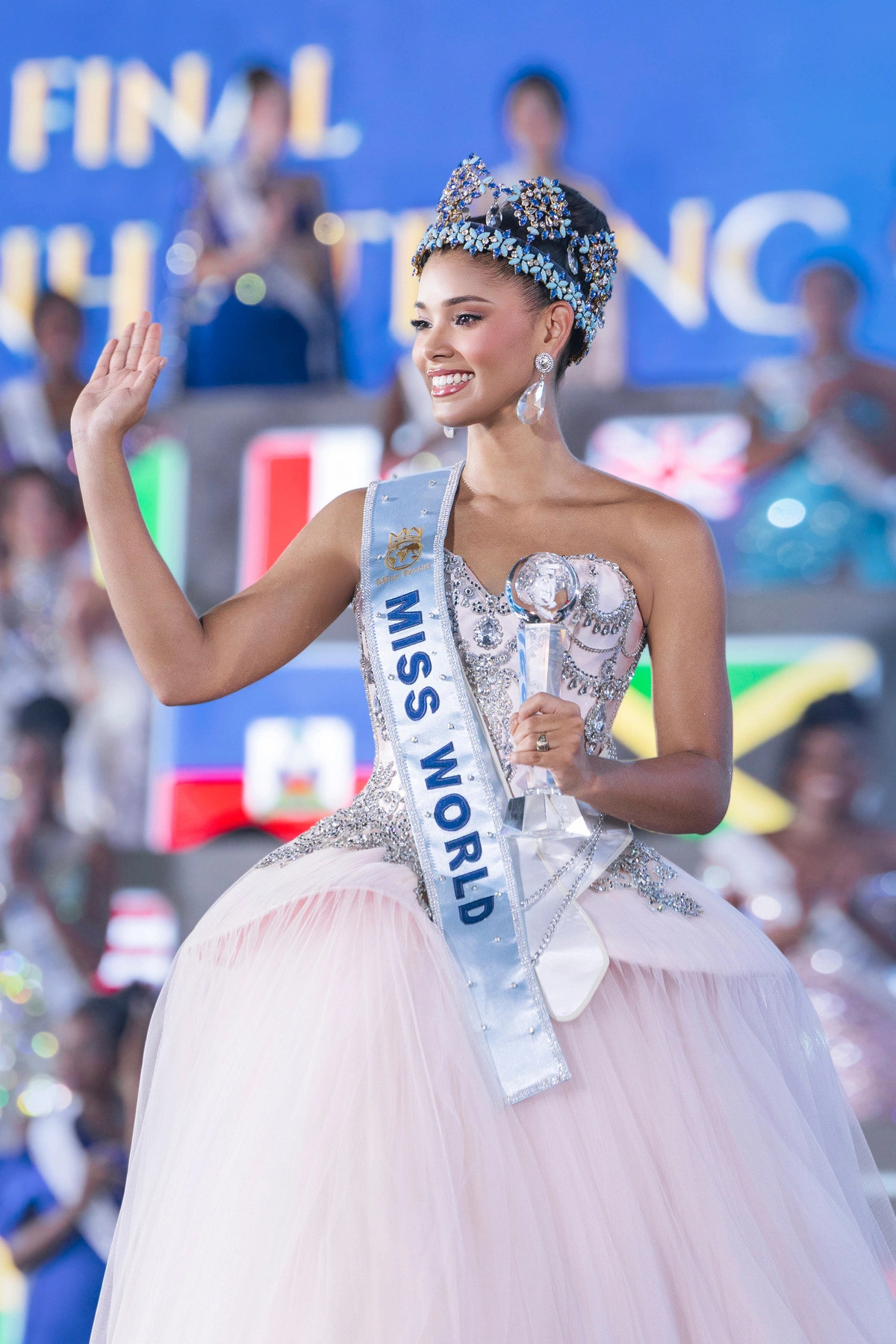 Joheirry Mola Dominguez, đại diện Cộng hòa Dominica, đăng quang Miss World 2026 trong đêm chung kết tại Nha Trang tối 5/9. Cô vượt qua 110 thí sinh đến từ nhiều quốc gia và vùng lãnh thổ. Đây là lần thứ hai Cộng hòa Dominica giành vương miện Miss World, sau chiến thắng của Mariasela Álvarez năm 1982.