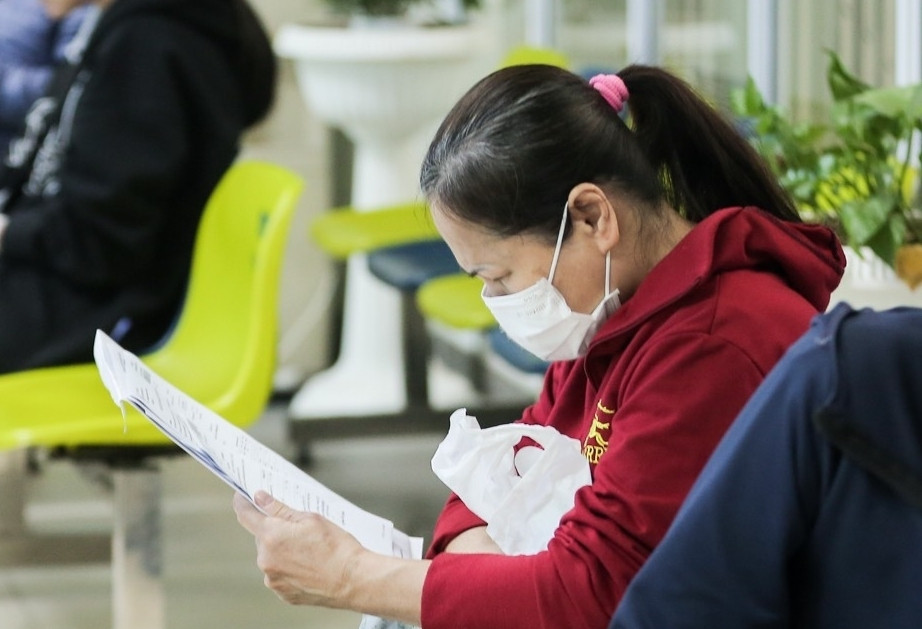 Người bệnh khám sức khoẻ tại một cơ sở y tế ở Hà Nội. (Ảnh: Như Loan)