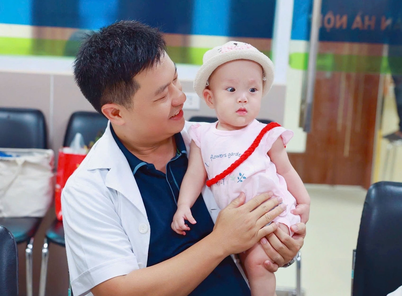ThS.BS Trương Minh Phương bế bé gái sau 11 tháng chào đời khỏe mạnh.