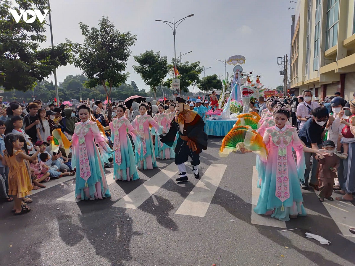 hang ngan nguoi tham gia le hoi nghinh ong quan thanh De quan o phan thiet hinh anh 12