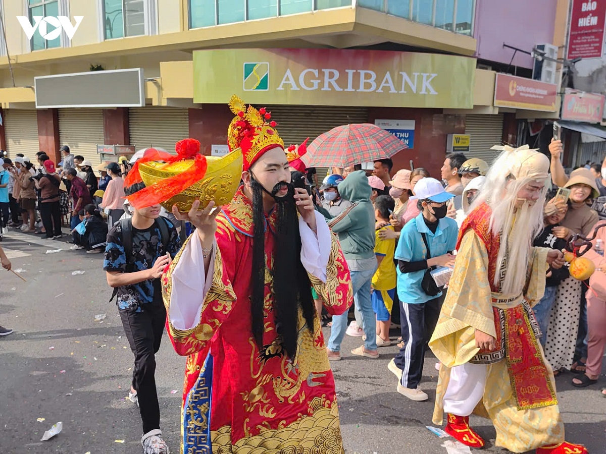 hang ngan nguoi tham gia le hoi nghinh ong quan thanh De quan o phan thiet hinh anh 13