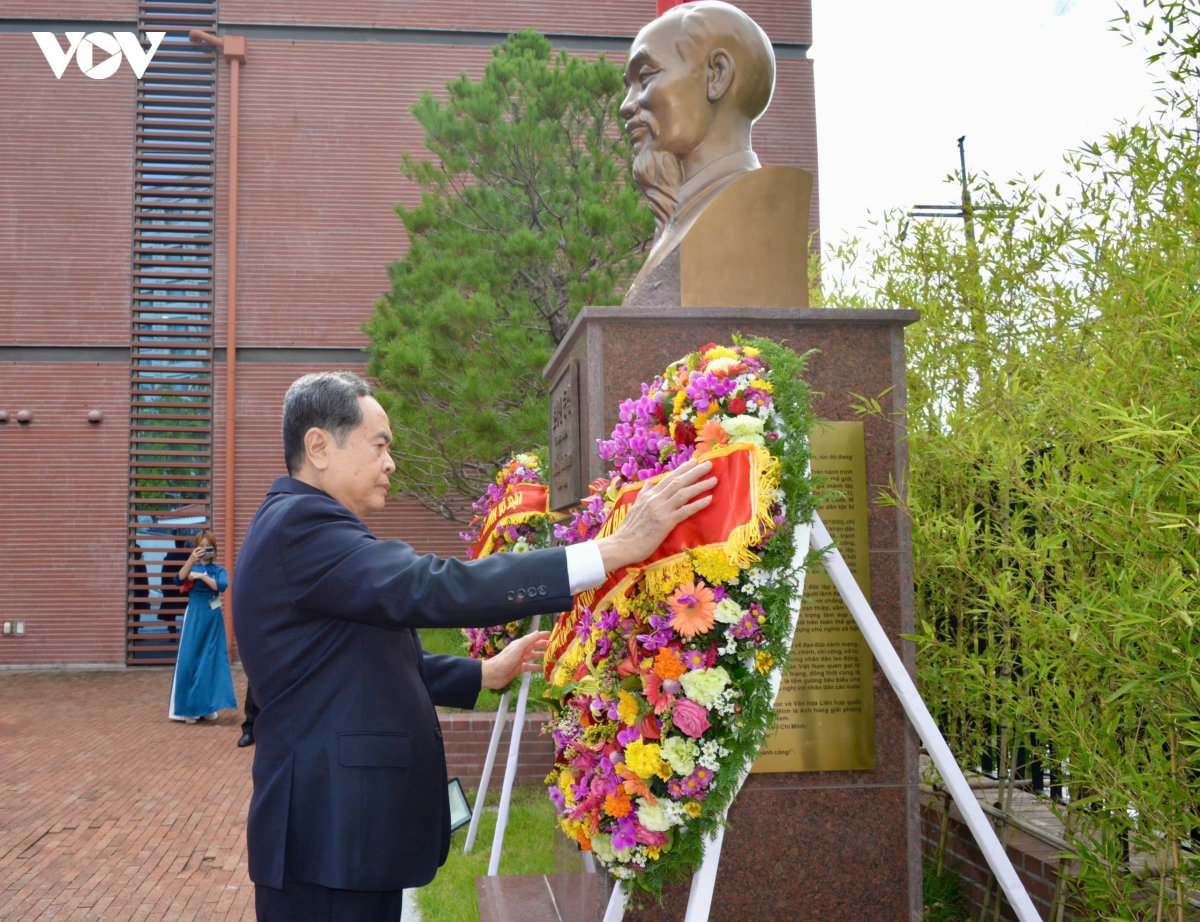chu tich quoc hoi tran thanh man tham Dai su quan viet nam tai han quoc hinh anh 4