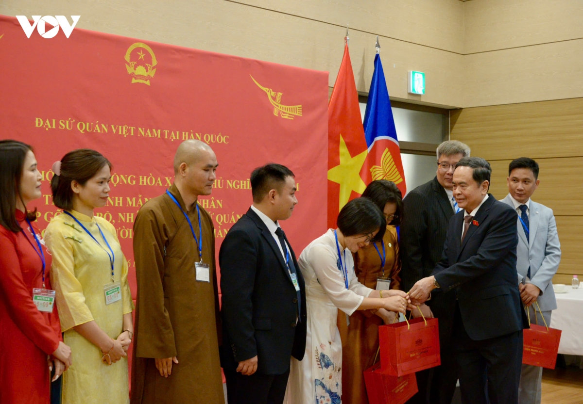 chu tich quoc hoi tran thanh man tham Dai su quan viet nam tai han quoc hinh anh 11
