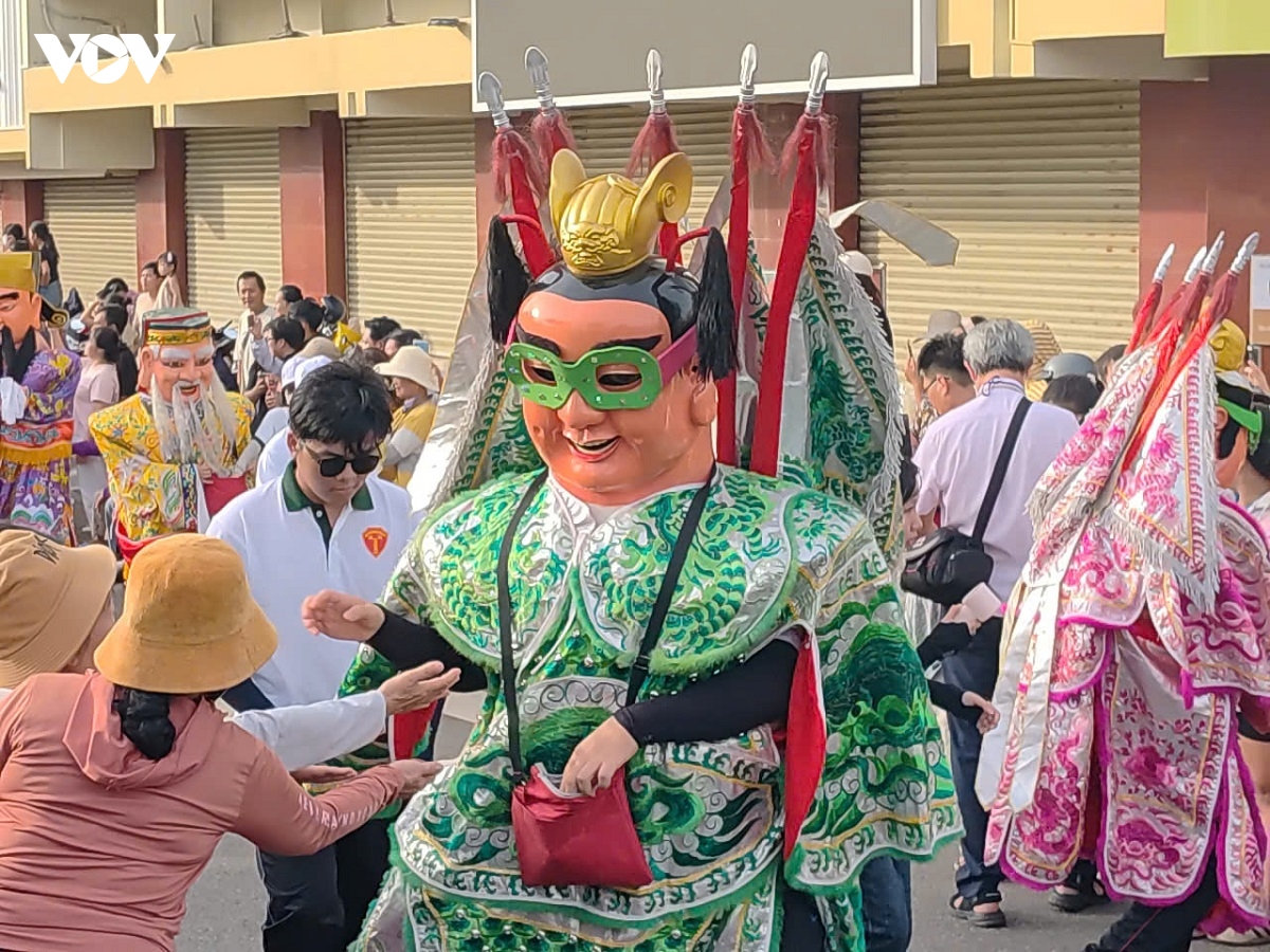 hang ngan nguoi tham gia le hoi nghinh ong quan thanh De quan o phan thiet hinh anh 3
