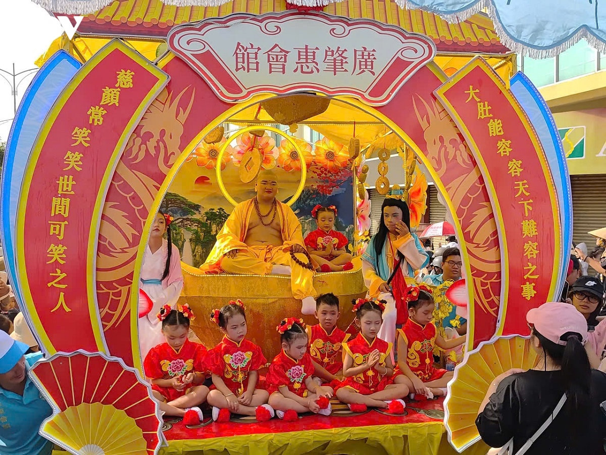 hang ngan nguoi tham gia le hoi nghinh ong quan thanh De quan o phan thiet hinh anh 5