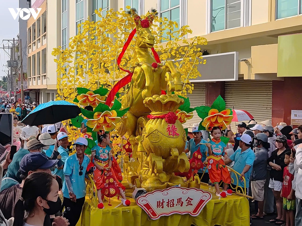 hang ngan nguoi tham gia le hoi nghinh ong quan thanh De quan o phan thiet hinh anh 6