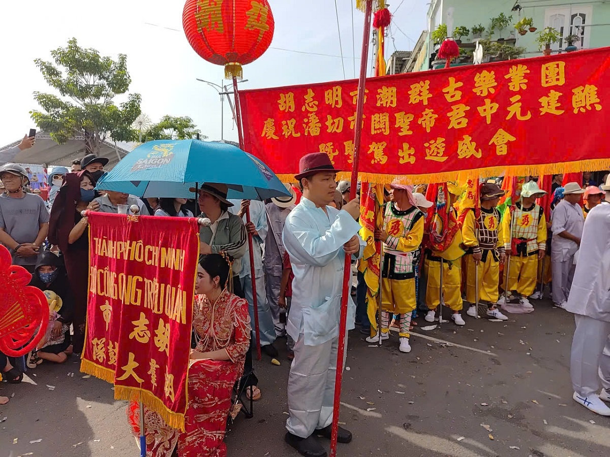 hang ngan nguoi tham gia le hoi nghinh ong quan thanh De quan o phan thiet hinh anh 7