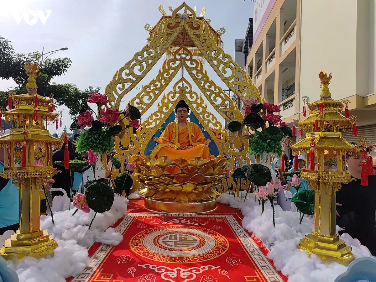 hang ngan nguoi tham gia le hoi nghinh ong quan thanh De quan o phan thiet hinh anh 8