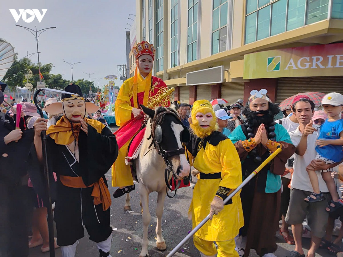 hang ngan nguoi tham gia le hoi nghinh ong quan thanh De quan o phan thiet hinh anh 9