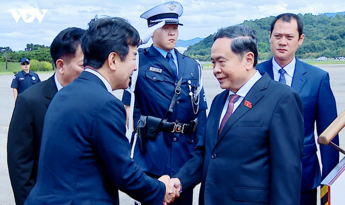 chu tich quoc hoi va phu nhan den seoul, bat dau tham chinh thuc han quoc hinh anh 3