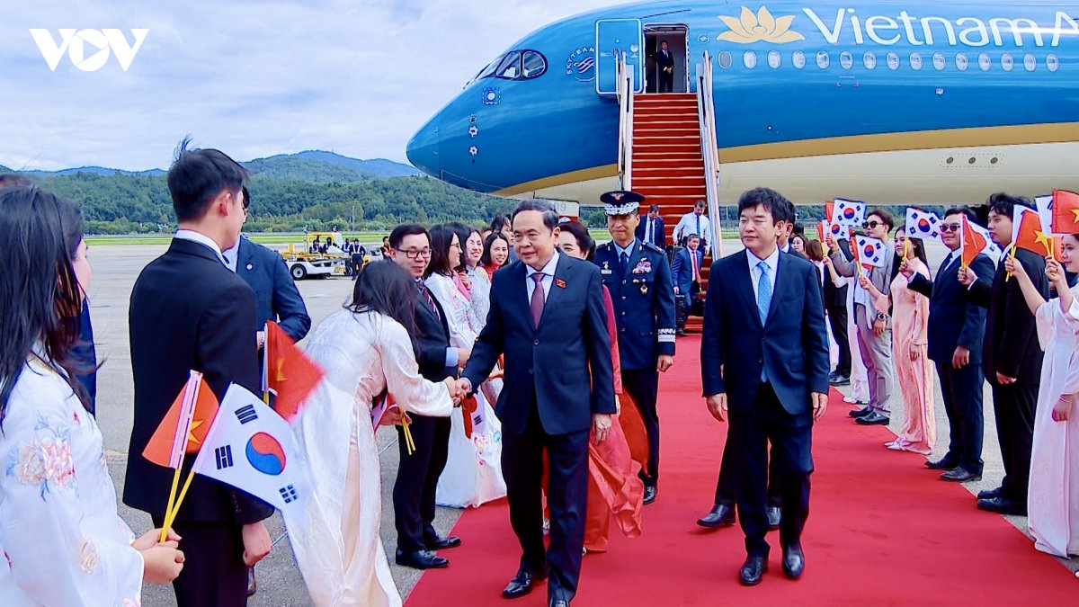 chu tich quoc hoi va phu nhan den seoul, bat dau tham chinh thuc han quoc hinh anh 6