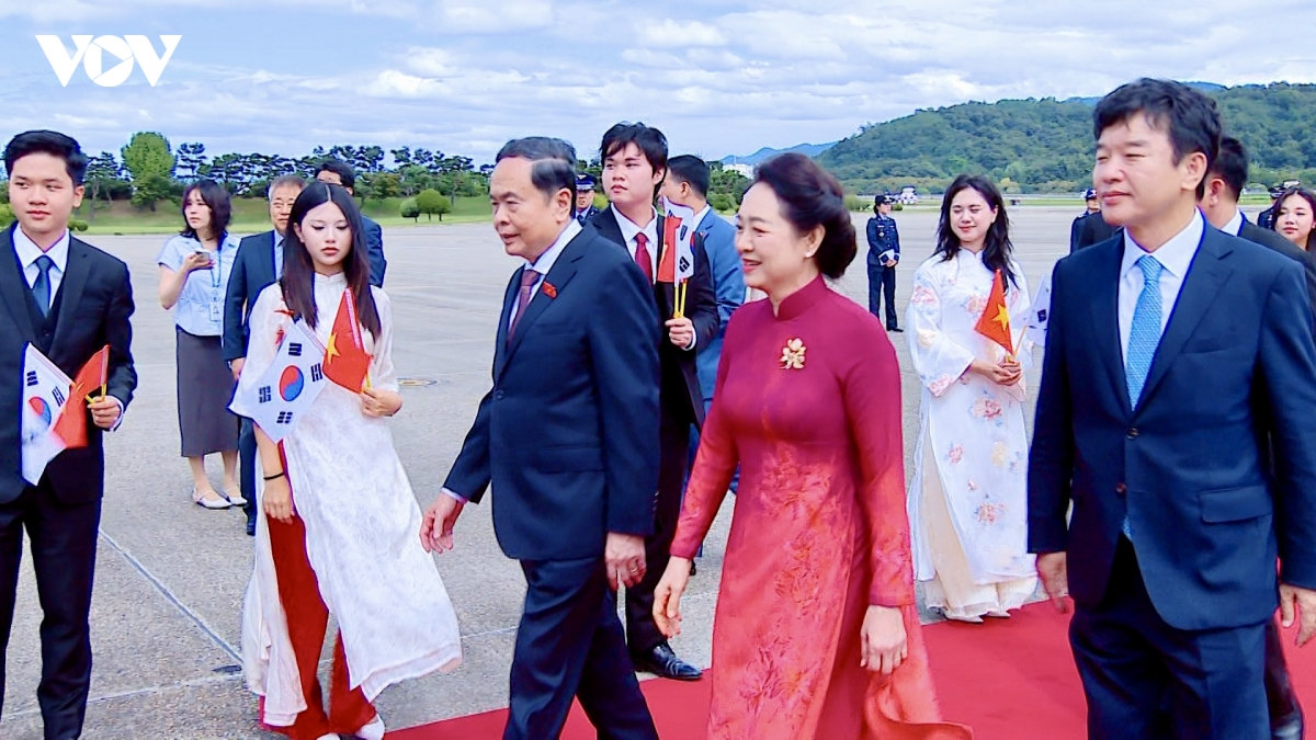 chu tich quoc hoi va phu nhan den seoul, bat dau tham chinh thuc han quoc hinh anh 7