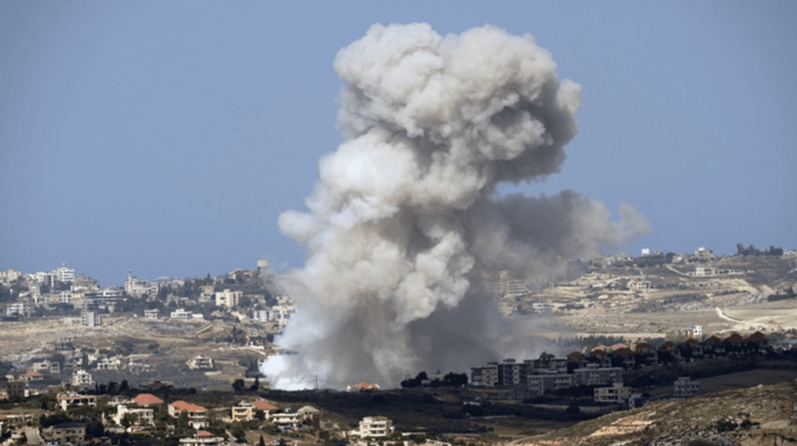 Khói bốc lên từ các ngôi làng sau khi Israel nã pháo vào quận Nabatiyeh, thị trấn Marjayoun, miền Nam Lebanon, ngày 23/9/2024. (Ảnh: KT)