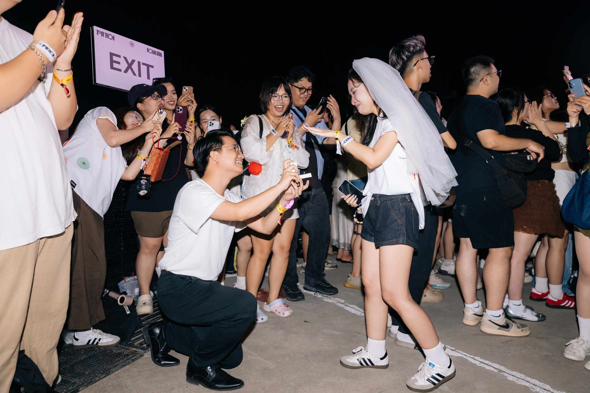 Bốn cặp đôi cầu hôn ngay trên sân khấu Xoay tròn concert, trước sự chứng kiến của hàng nghìn khán giả.