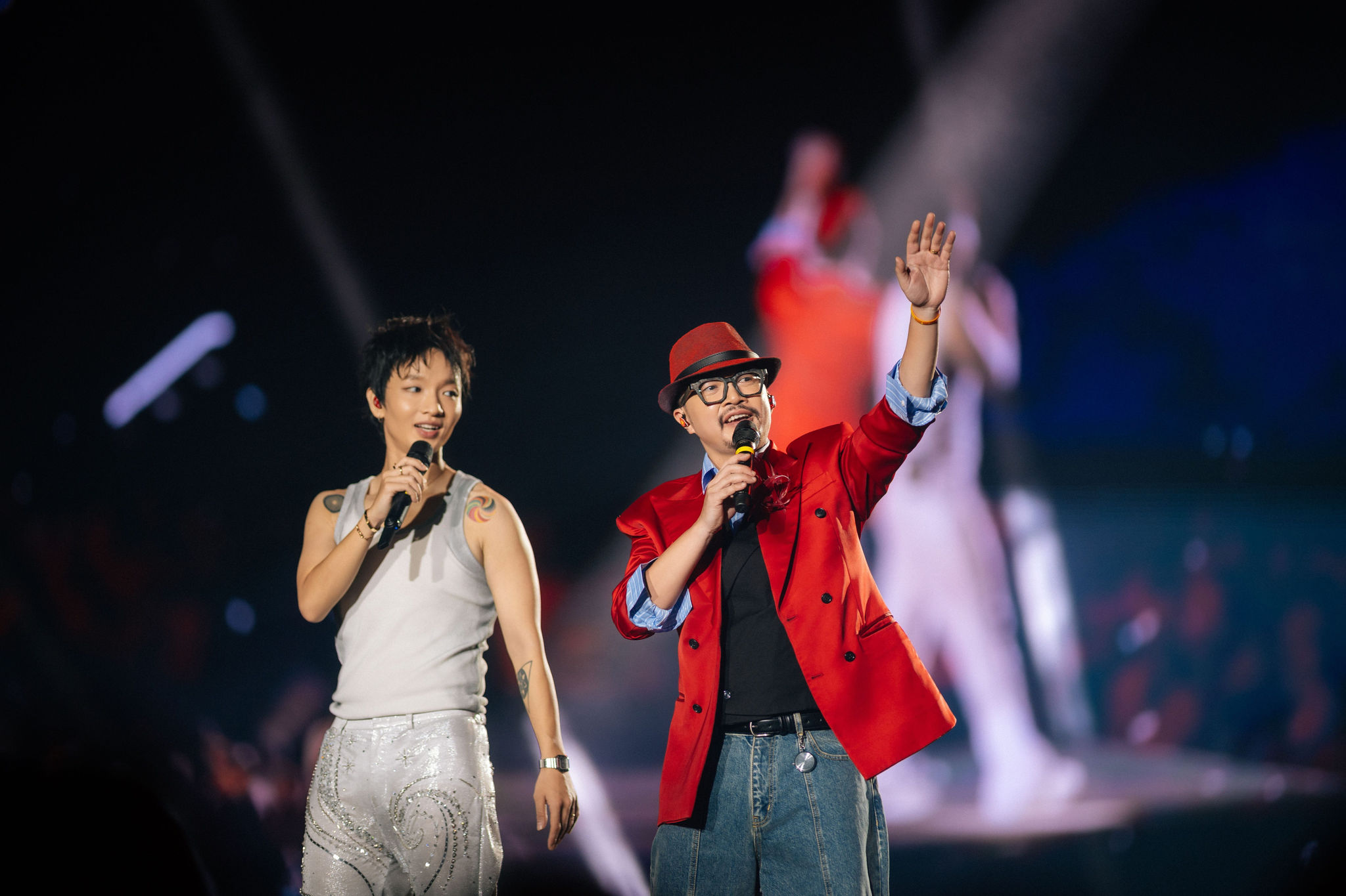 Hà Lê bất ngờ xuất hiện từ khu vực khán giả, cùng Hoàng Dũng tạo nên màn dance battle sôi động.