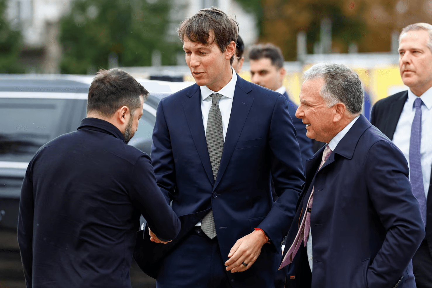 Tổng thống Ukraine Volodymyr Zelenskiy chào đón đặc phái viên Mỹ Steve Witkoff và Jared Kushner. (Ảnh: Reuters)