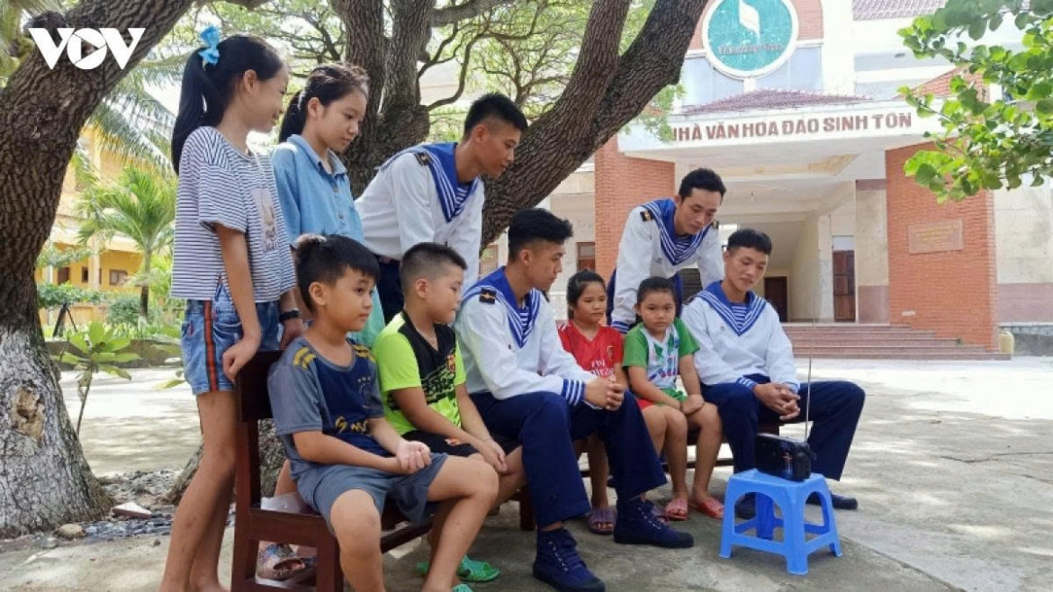 Đài tiếng nói việt nam người bạn của quân dân nơi đầu sóng hình ảnh 1 Dai tieng noi viet nam nguoi ban cua quan dan noi dau song hinh anh 1